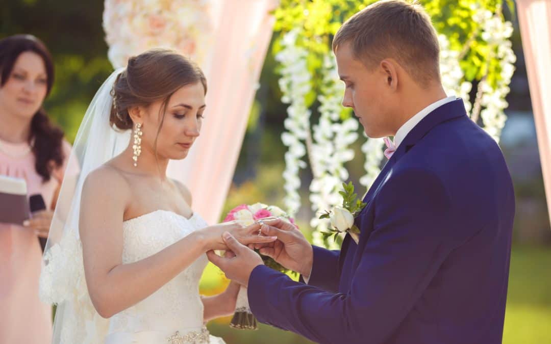 Esküvői szertartásvezető: hogyan lesz a ceremónia valóban a ti történetetek?